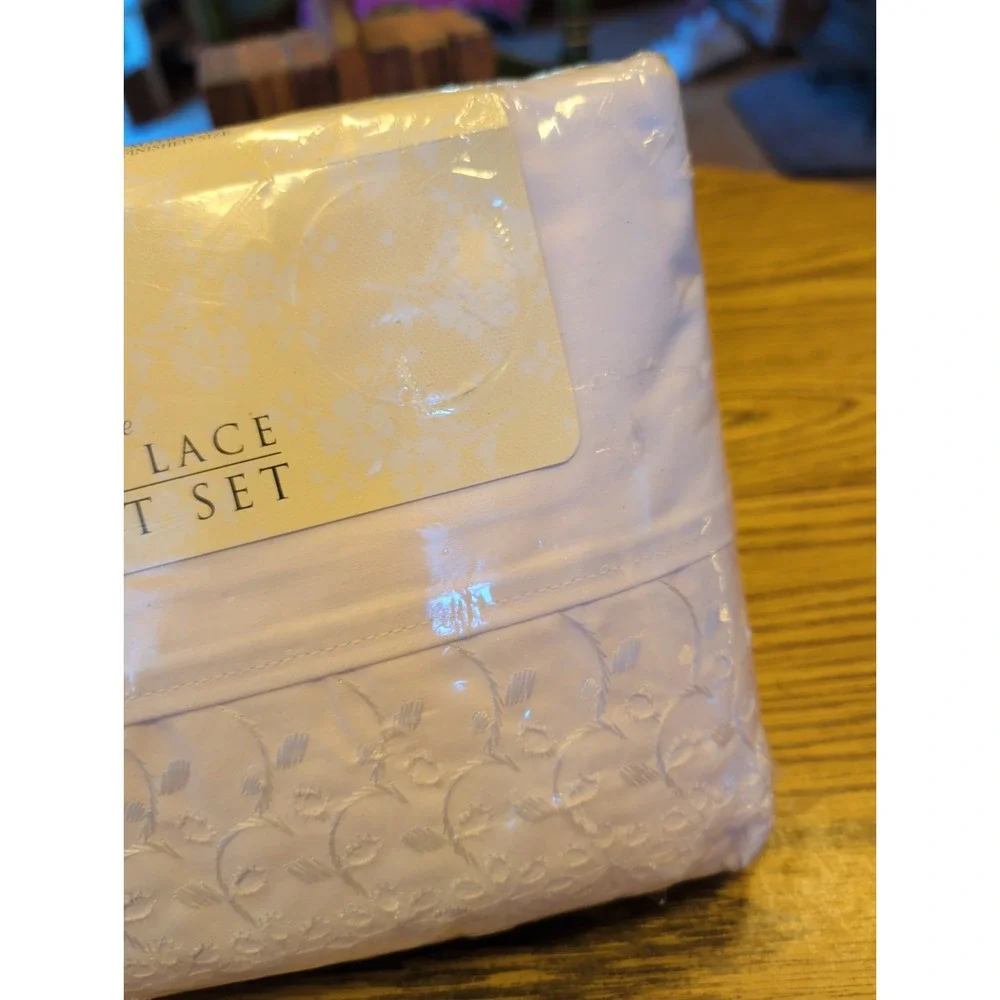 New Vintage Heirloom Collection Luxury Percale Embroidered Lace Queen Sheet Set